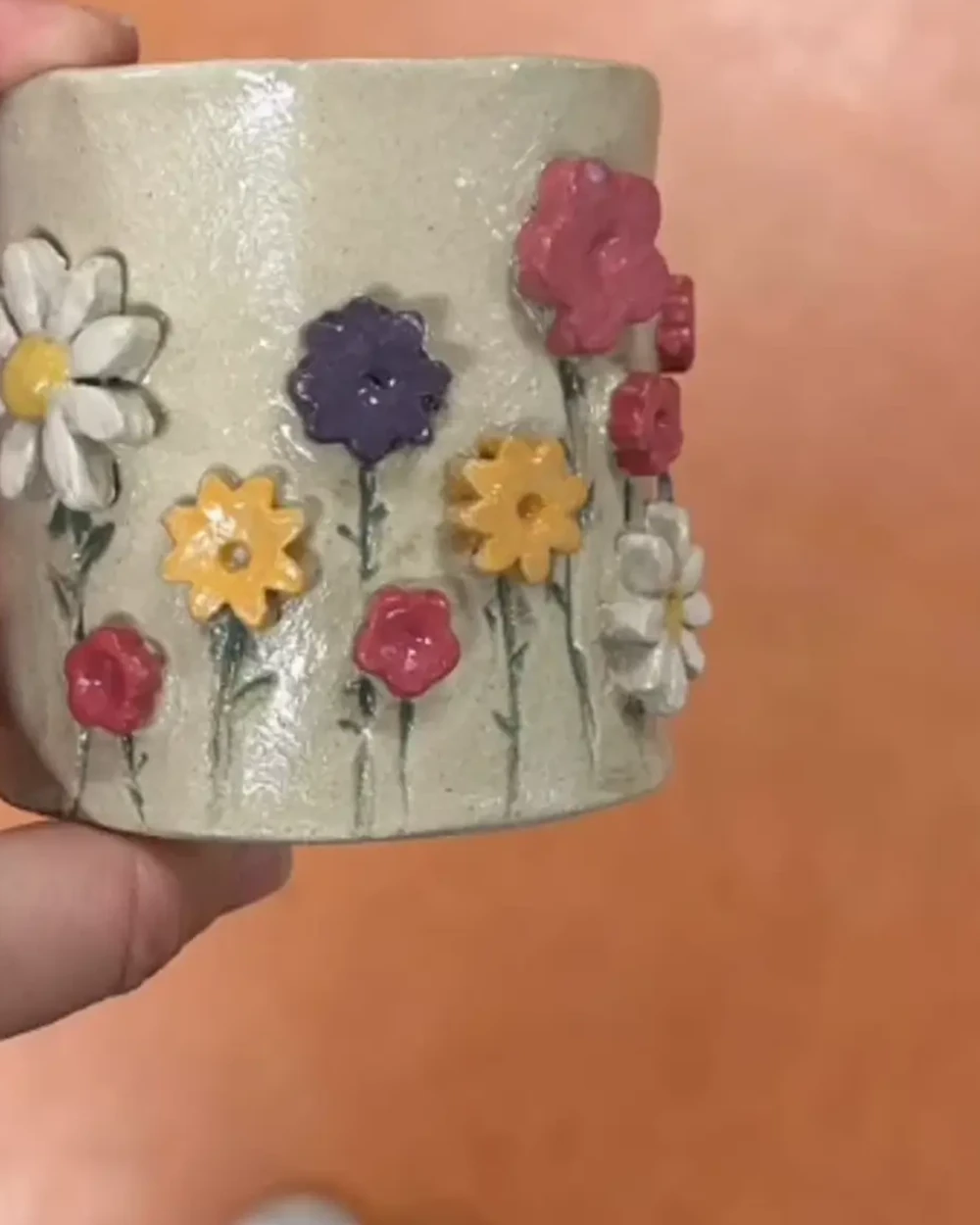 Handgemaakte bloemenmok van Atelier KVSR