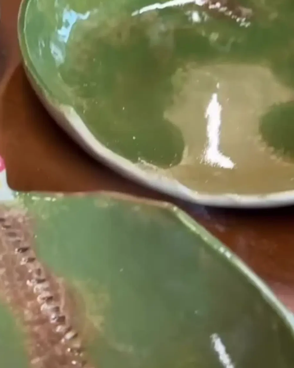 Groen keramisch glazuurdetail